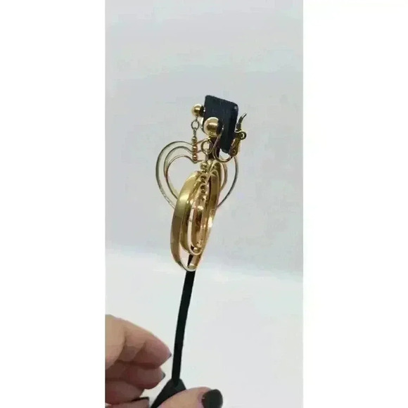 Vintage Trifari Multi 3 Heart Big Hoop Earrings All 3 Spin Gold Signed RARE HTF - Picture 5 of 11